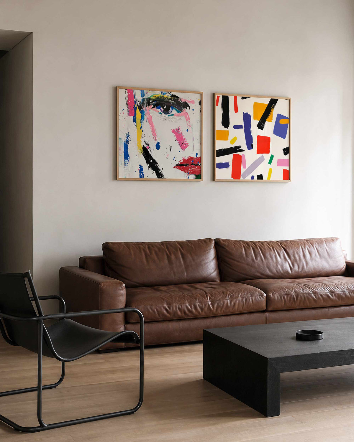 Interieurpresentatie van een tweedelige vierkante posterset met kleurrijke verfstreken