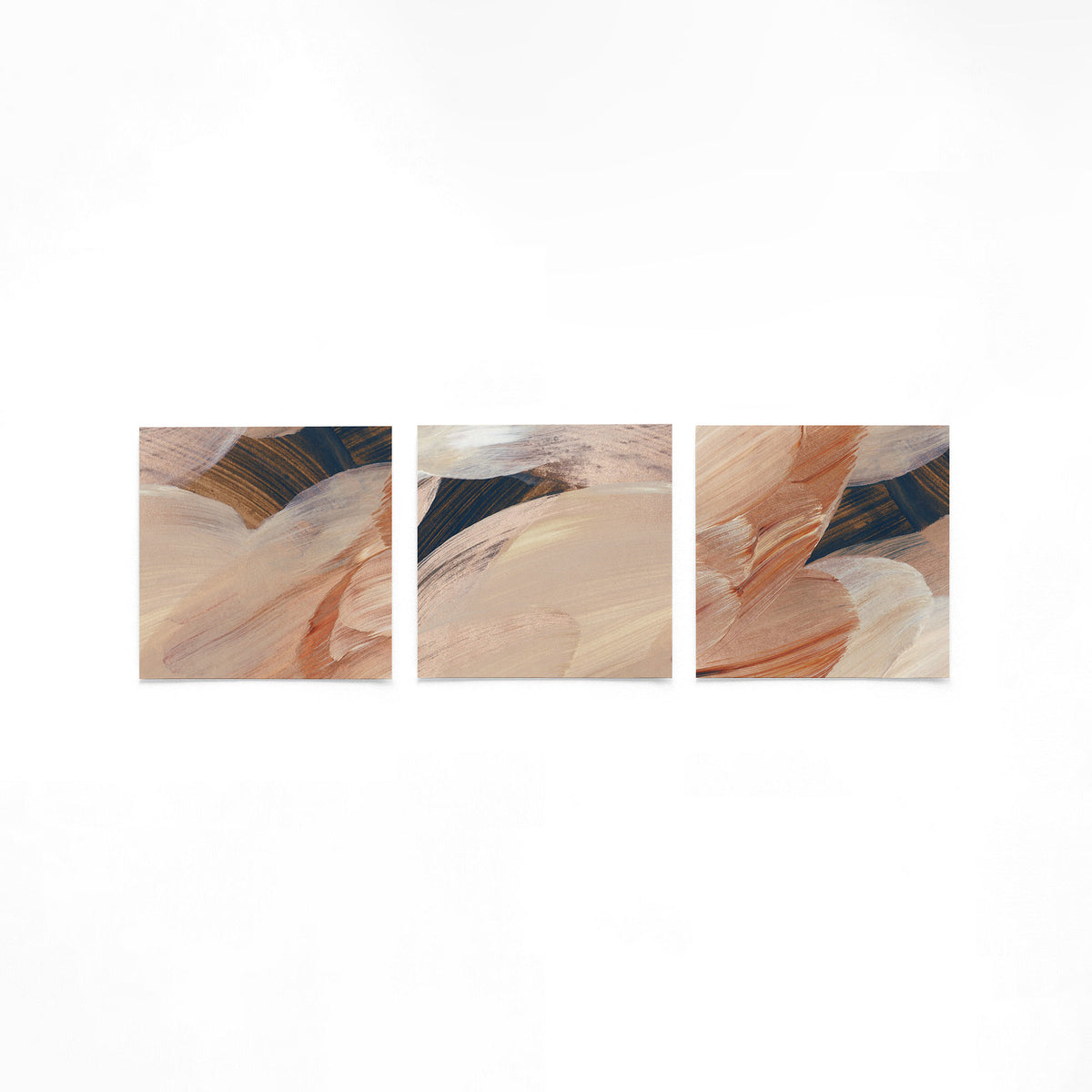 Drie vierkante posters met abstracte aardetinten op een gebroken witte achtergrond