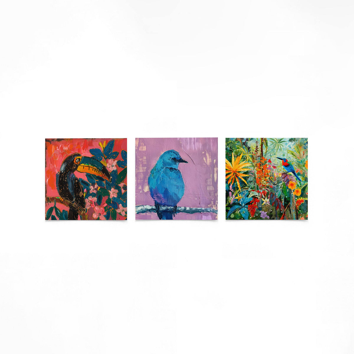 Drie vierkante posters met kleurrijke vogels op een gebroken witte achtergrond