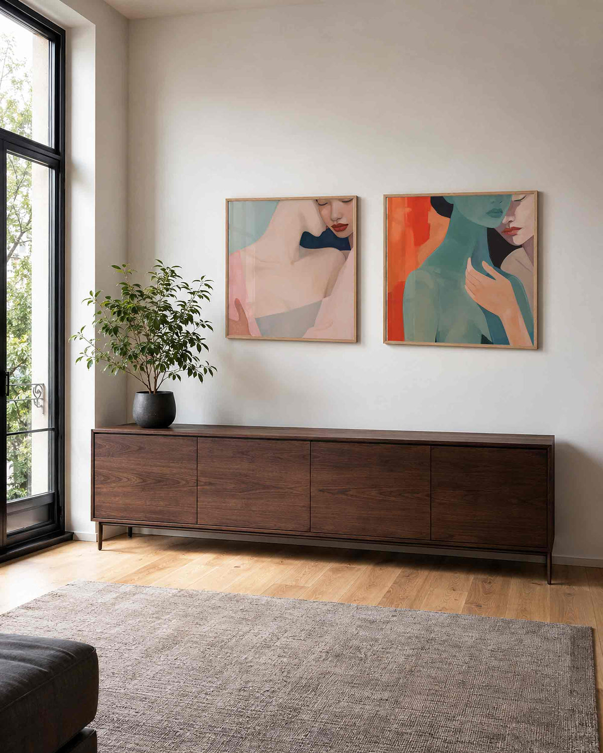 Interieurpresentatie van een tweedelige vierkante posterset met vrouwenportretten