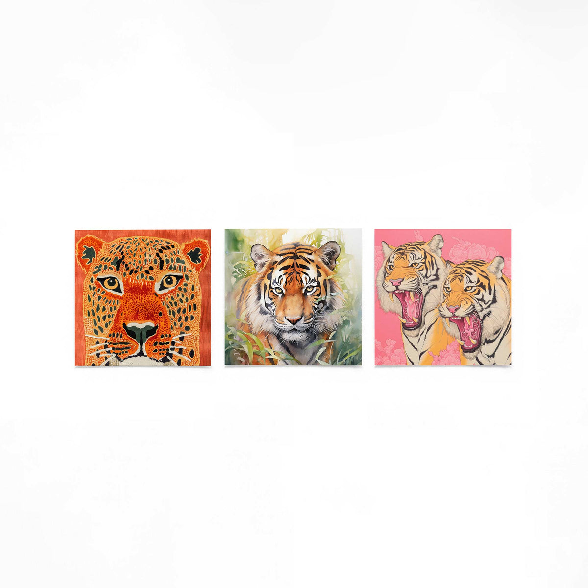 Drie vierkante posters met tijgerportretten op een gebroken witte achtergrond