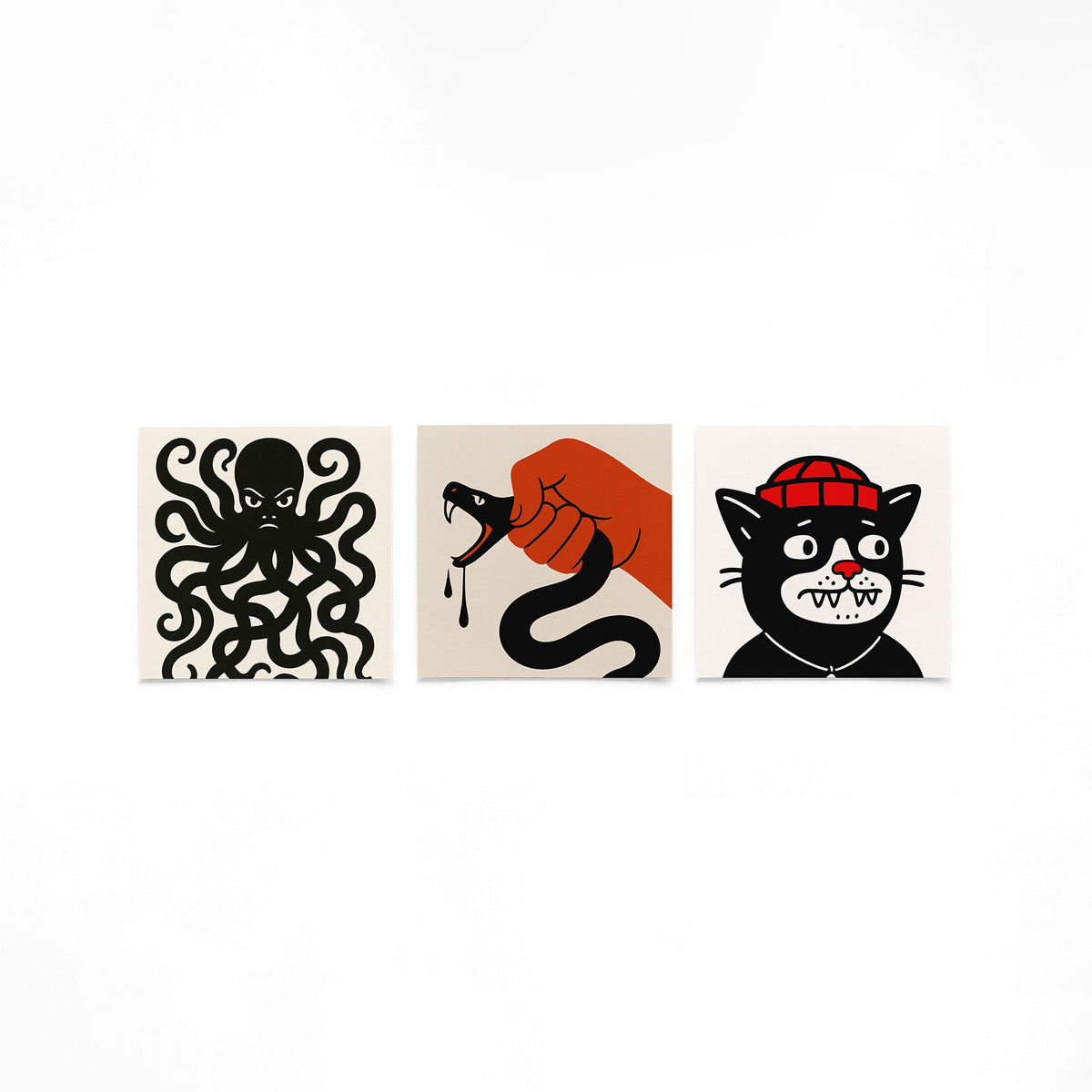 Drie vierkante posters met zwarte dieren op een gebroken witte achtergrond
