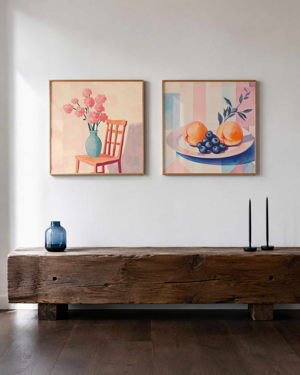 Interieurpresentatie van een tweedelige vierkante posterset met bloemen en fruit