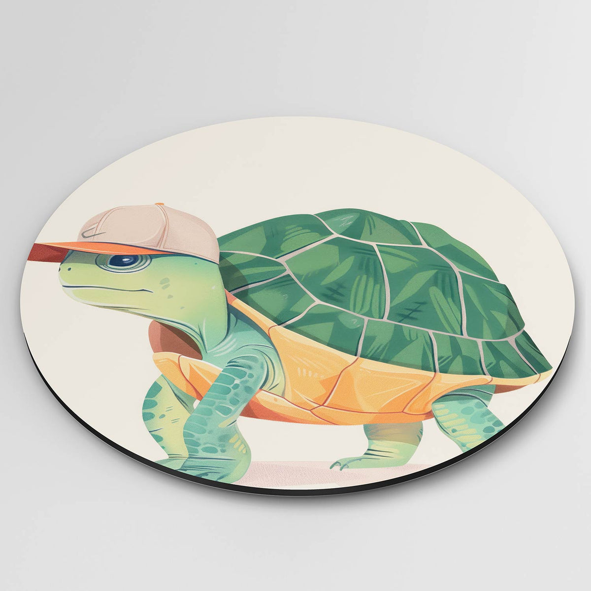 Schildpad met pet Muurcirkel – detailweergave – Een schildpad met een groene schild en een beige pet.