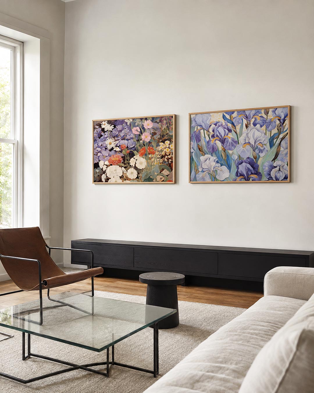 Interieurpresentatie van twee posters met een levendige verzameling bloemen in zachte kleuren