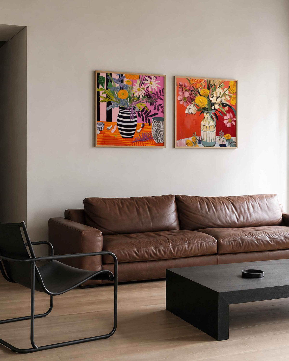 Interieurpresentatie van een tweedelige vierkante posterset met bloemen in vazen