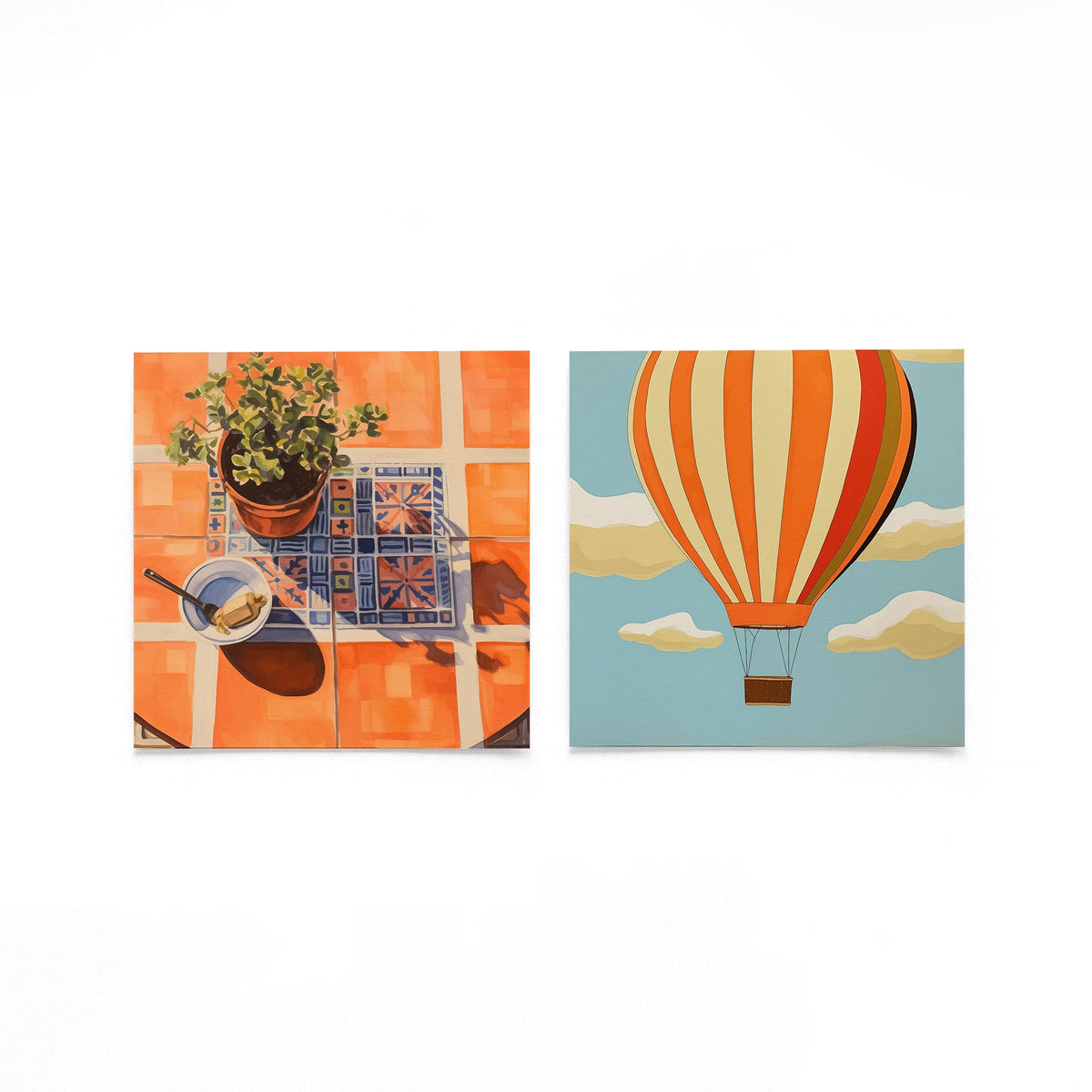 Twee vierkante posters met kamerplant en luchtballon op een gebroken witte achtergrond