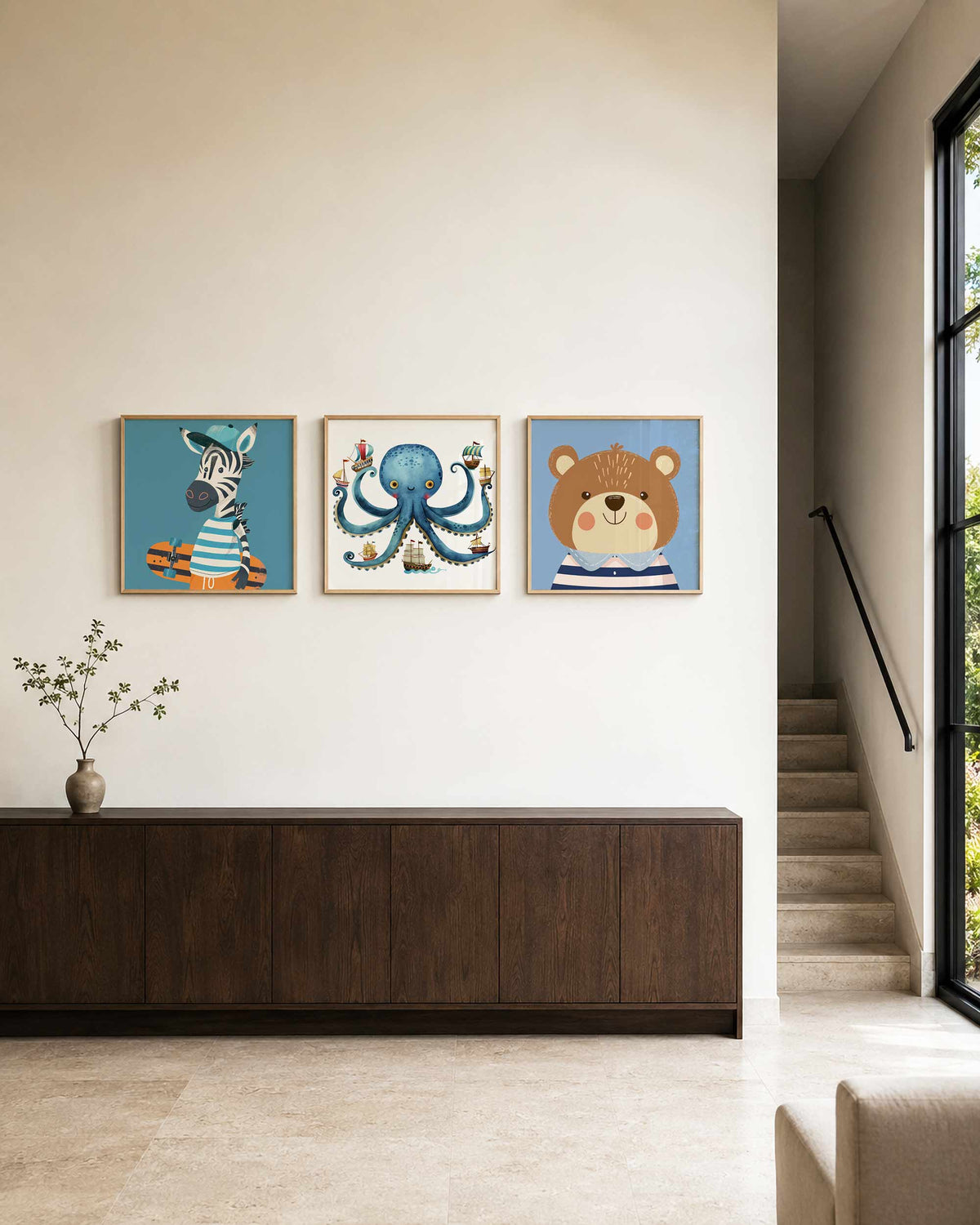 Interieurpresentatie van een driedelige vierkante posterset met dieren in avontuur