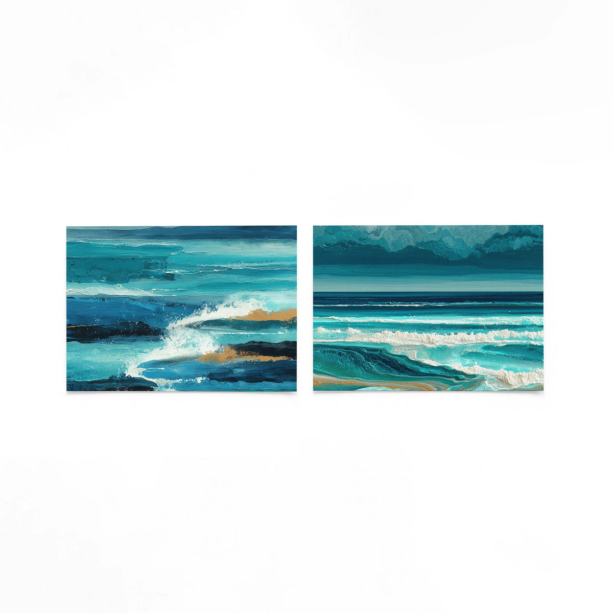 Twee liggende posters met blauwe en turquoise golven met gouden accenten op een gebroken witte achtergrond