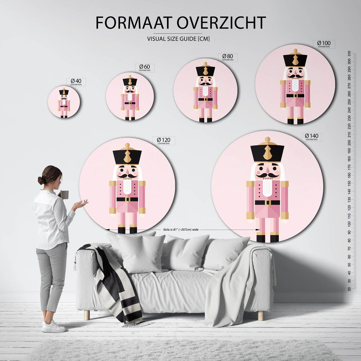Roze notenkraker Muurcirkel – extra productweergave – Een notenkrakerfiguur in roze en zwart met gouden accenten.