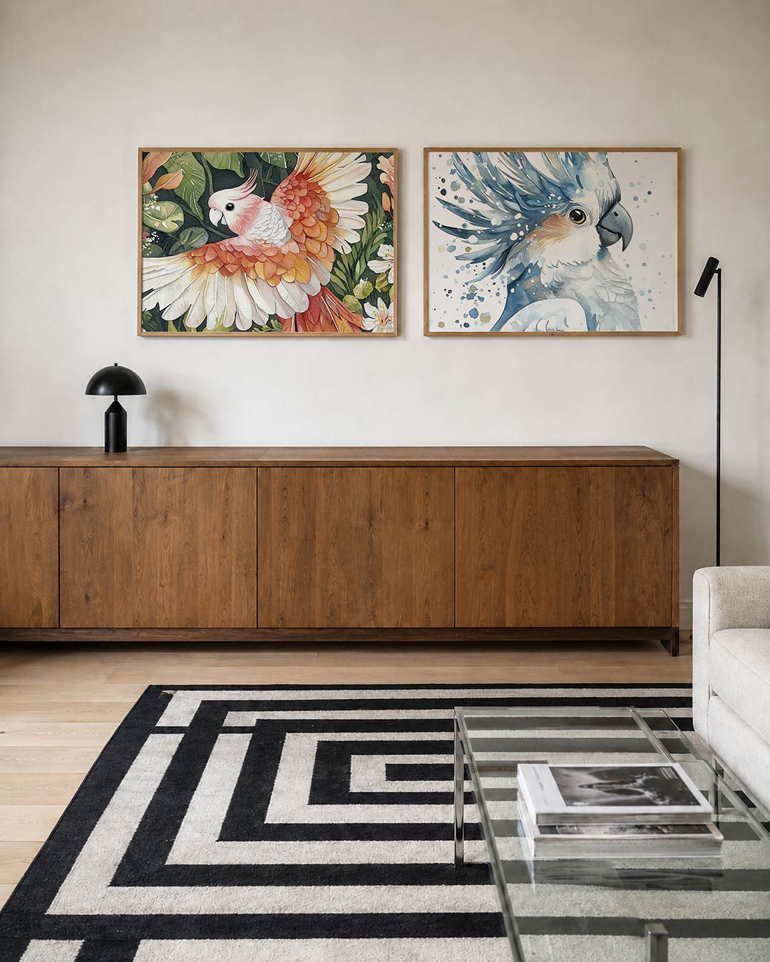 Tweedelige posterset met een kleurrijke vogel met roze en oranje veren tussen groene bladeren, getoond in een interieur