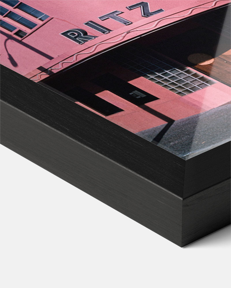 Retro Roze Ritz Gebouw Poster-WallArtistic