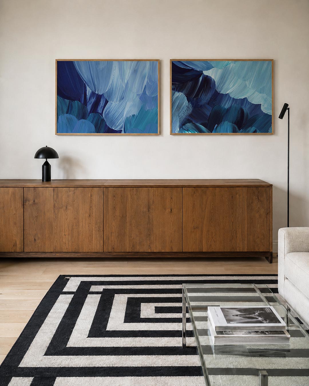 Tweedelige posterset met deze tweedelige posterset heeft blauwe en turquoise borstelstreken, getoond in een interieur