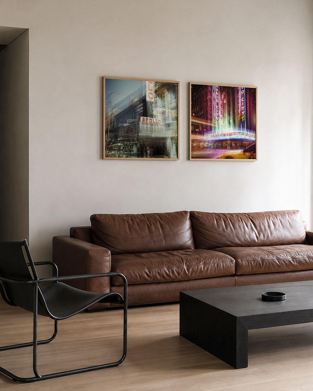 Interieur met vierkant fotografisch tweeluik stadse lichtsporen – Gerald Emming