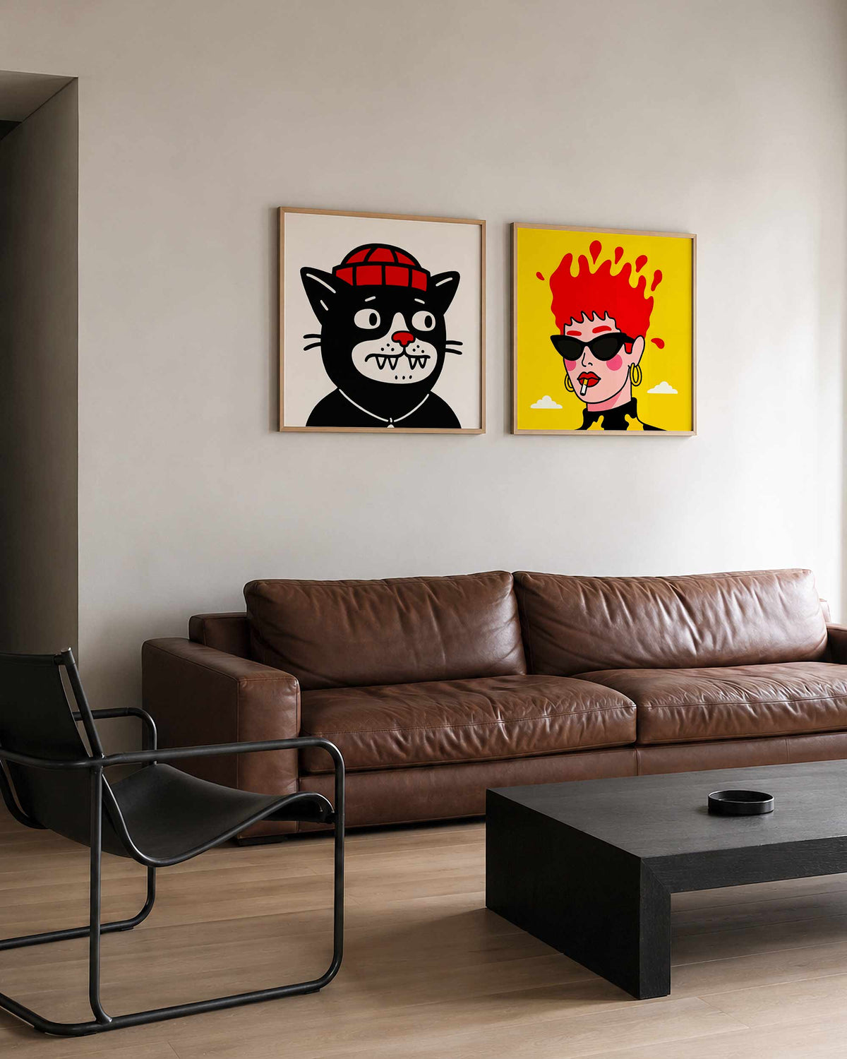 Interieurpresentatie van een tweedelige vierkante posterset met kat en popart portretten