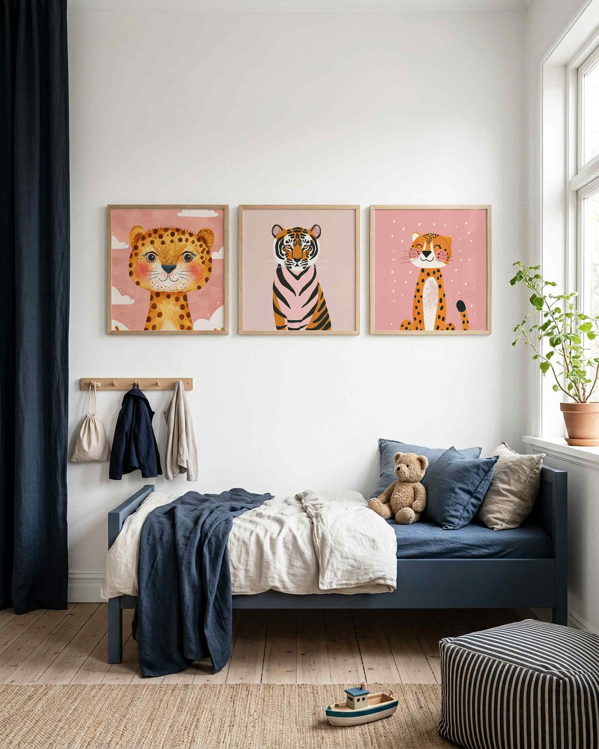 Interieurpresentatie van een driedelige vierkante posterset met tijger en luipaard