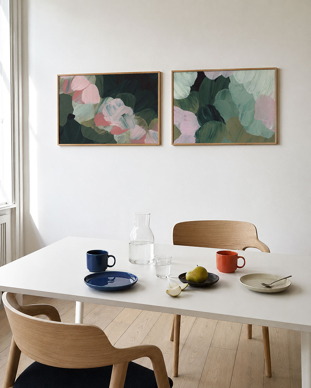 Tweedelige posterset met deze tweedelige posterset heeft roze, groene en donkere tinten, getoond in een interieur