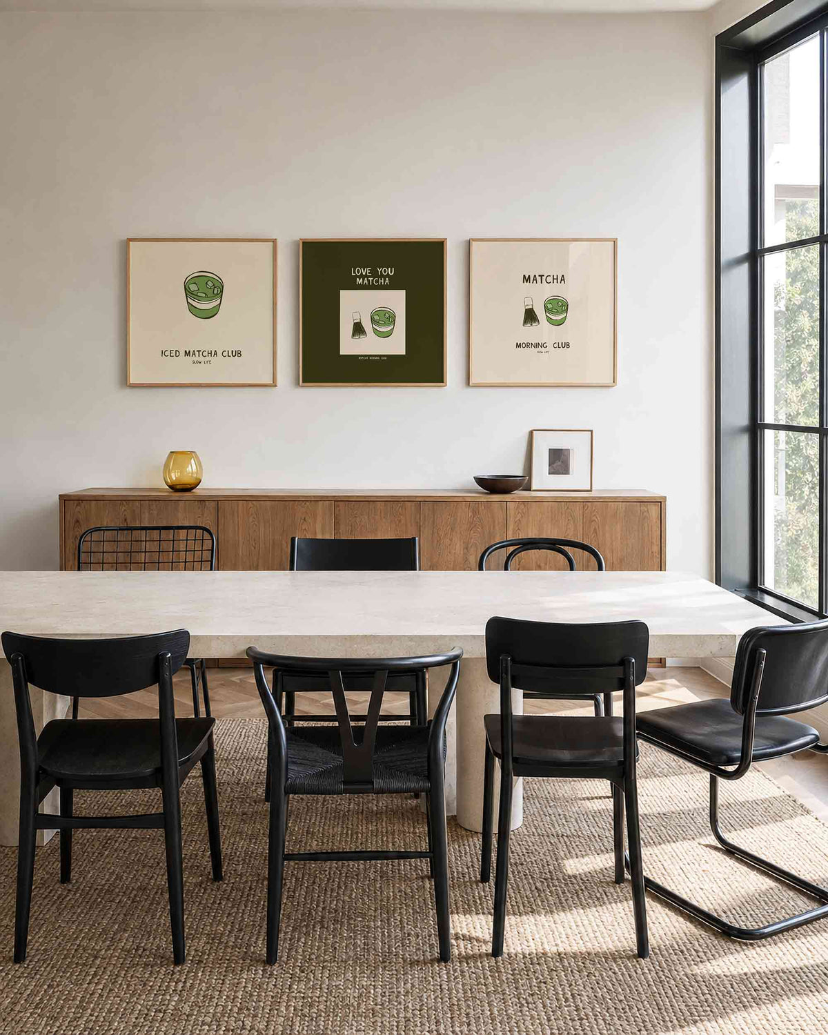 Interieurpresentatie van een driedelige vierkante posterset met matcha club