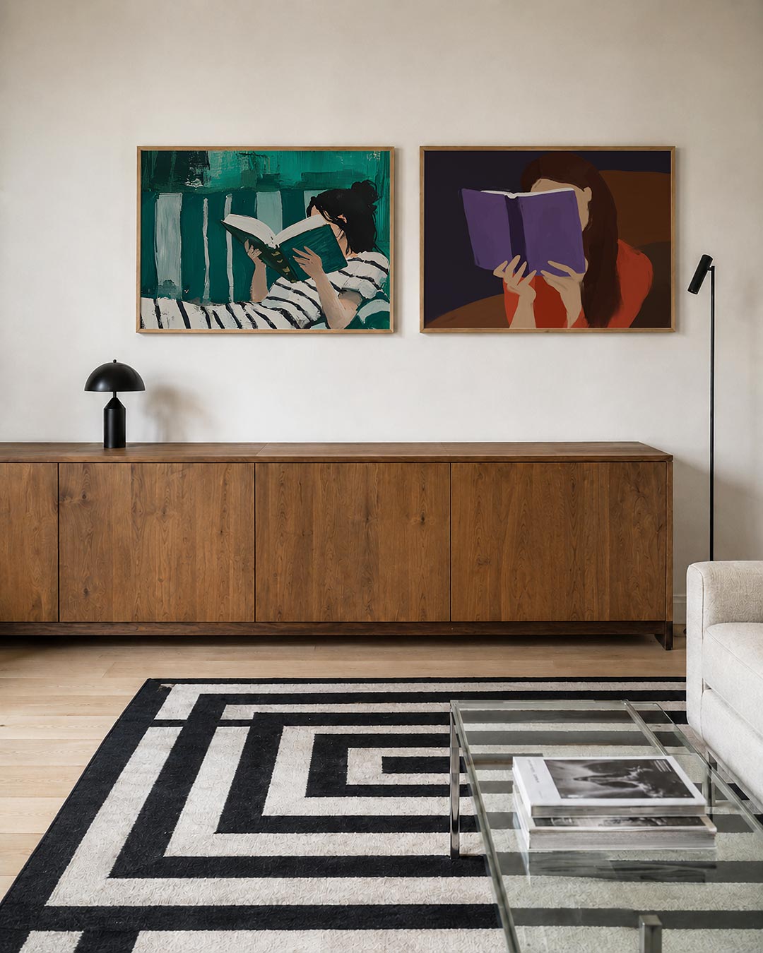 Twee liggende posters met een persoon met een boek, aan de muur in een interieur