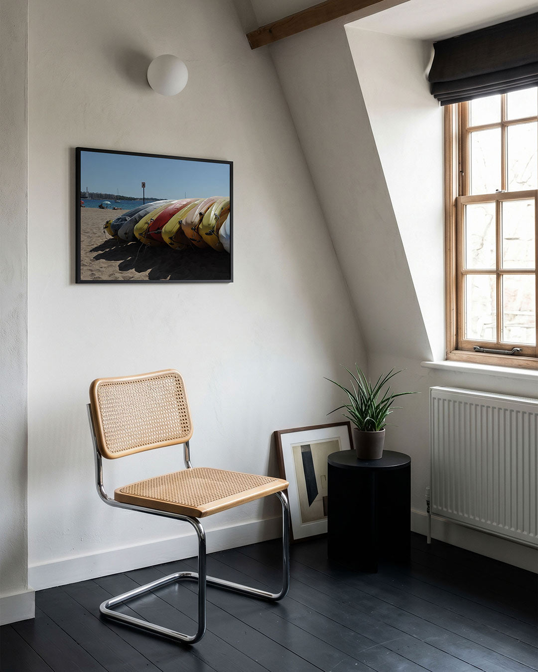 Kleurrijke kajaks op strand Poster