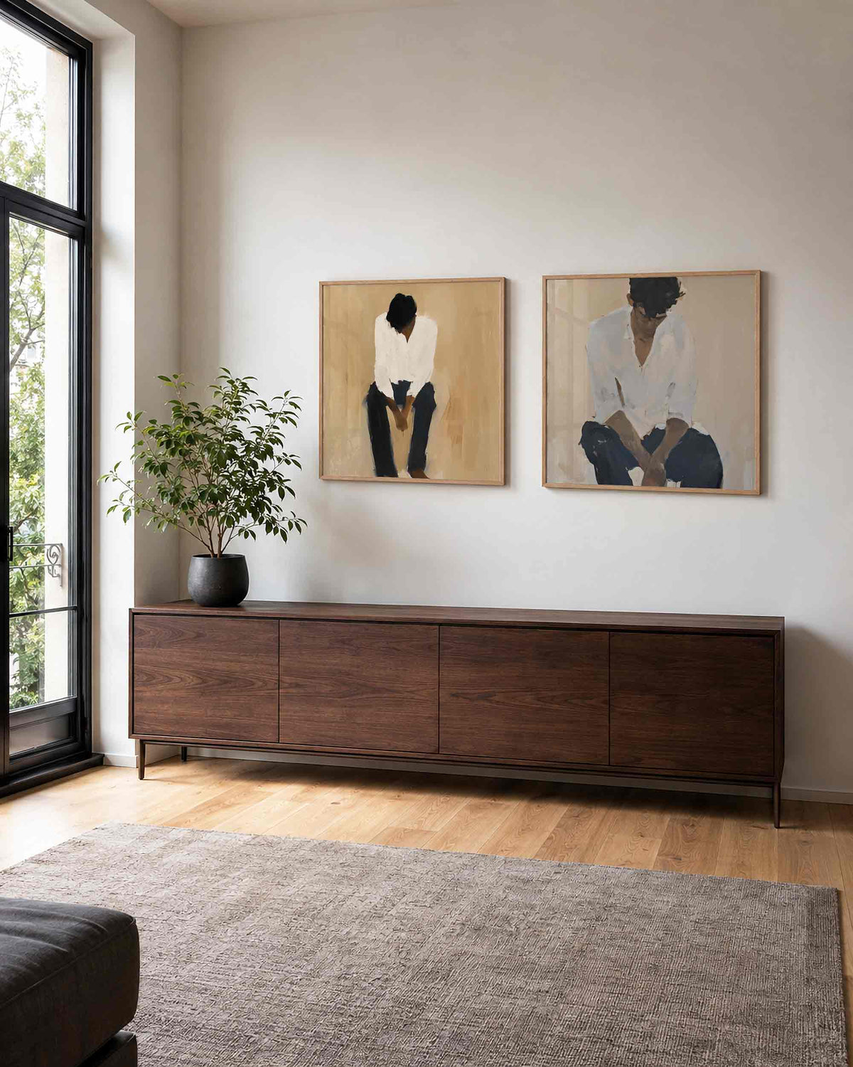 Interieurpresentatie van een tweedelige vierkante posterset met zittende figuren
