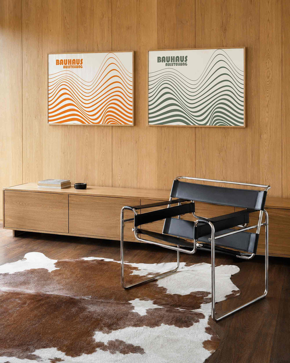 Interieurmockup van tweedelige landscape-posterset met oranje en groene golfbanen