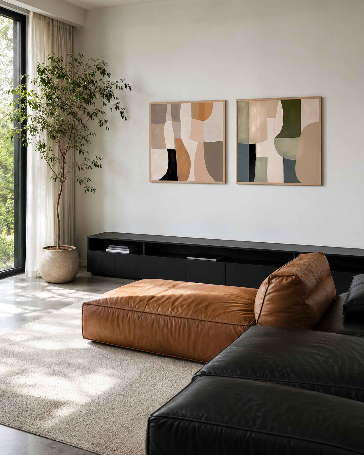 Interieurpresentatie van een tweedelige vierkante posterset met vloeiende kleurvlakken