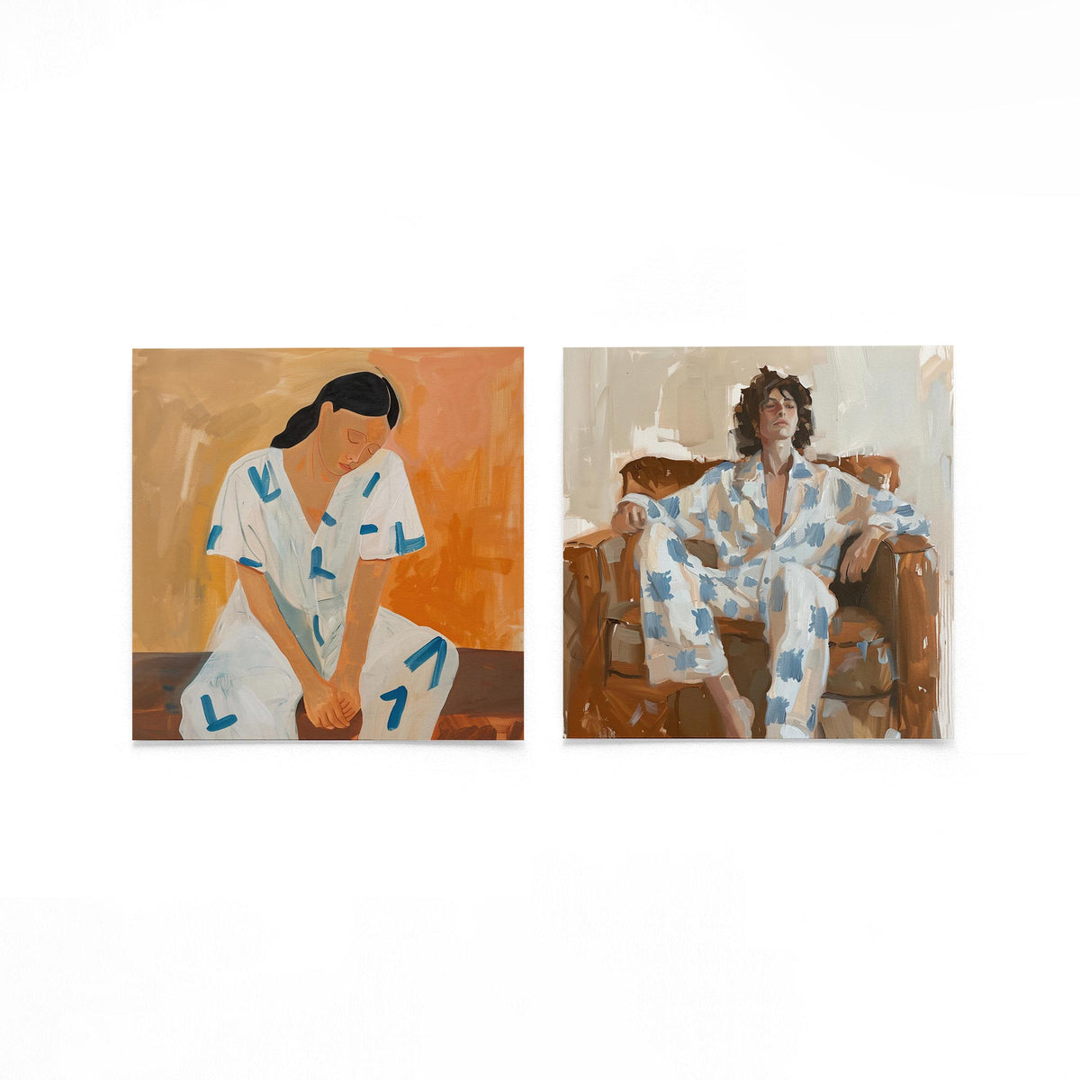 Twee vierkante posters met twee vrouwenportretten op een gebroken witte achtergrond