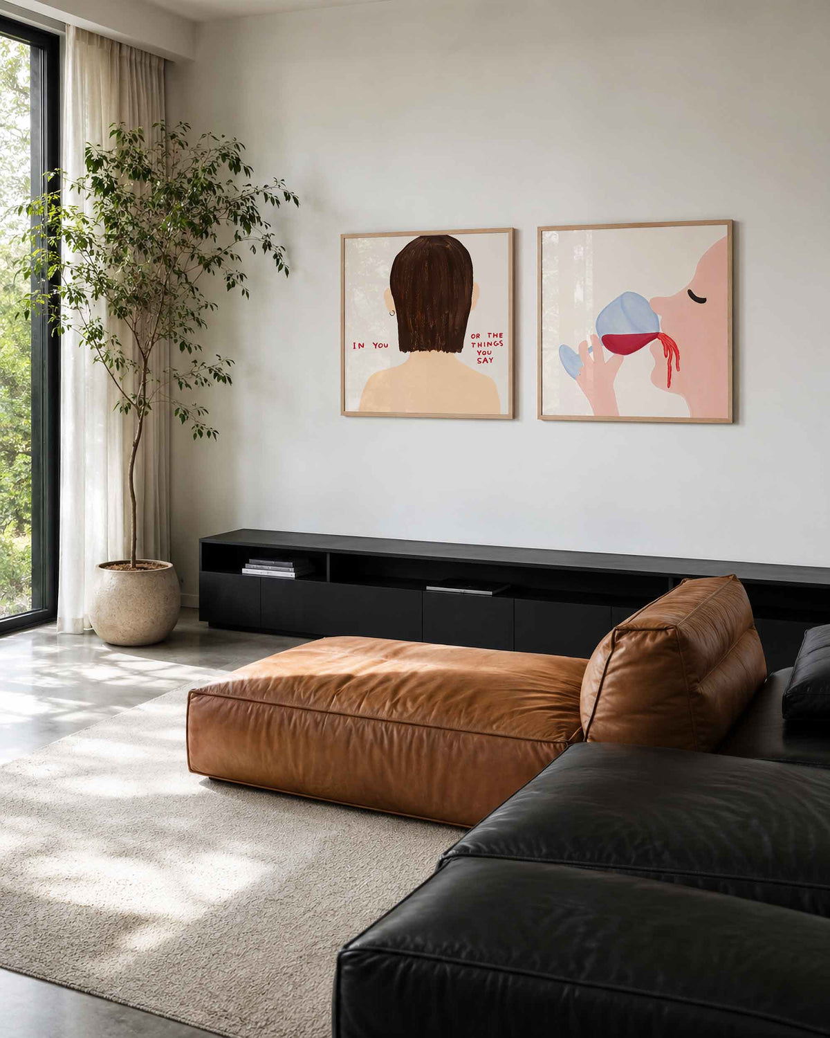 Interieurpresentatie van een tweedelige vierkante posterset met rugfiguur en blauwe beker