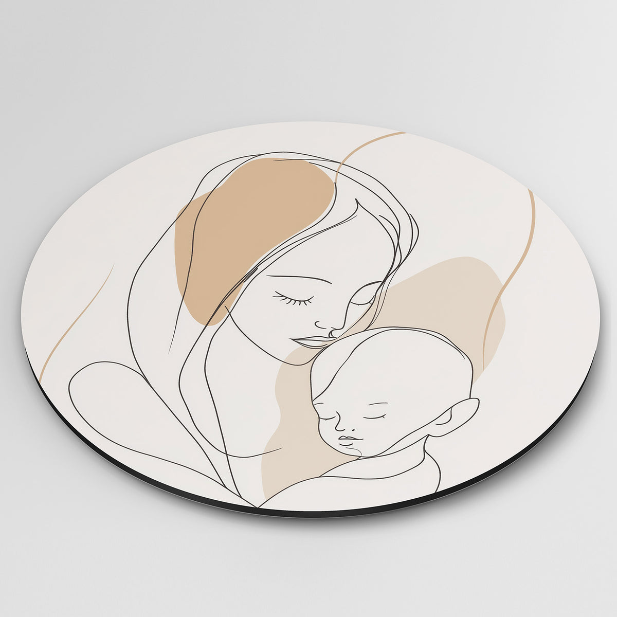 Moeder en kind Muurcirkel – detailweergave – Een lijntekening van een moeder die haar kind vasthoudt in zachte beige tinten.