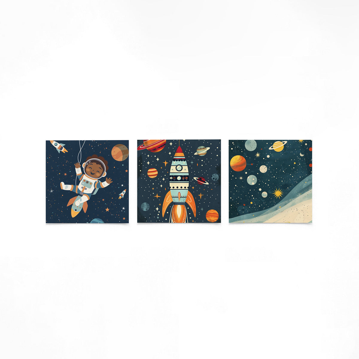 Drie vierkante posters met ruimtevaart en planeten op een gebroken witte achtergrond