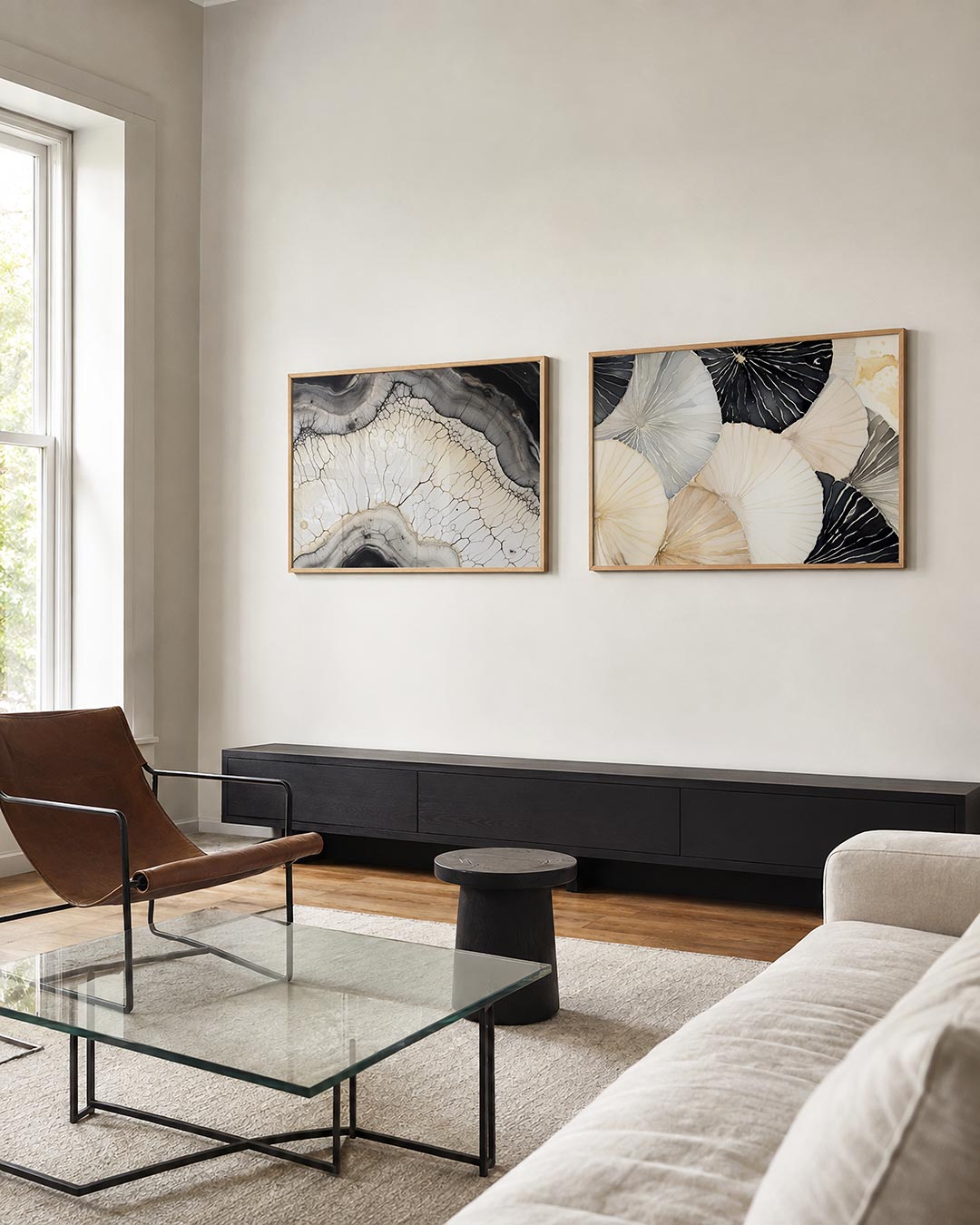Twee liggende posters met een spel van vloeiende lijnen en zachte kleurverlopen, aan de muur in een interieur