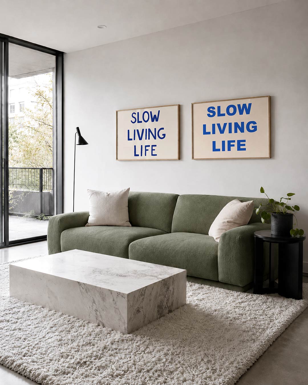 Tweedelige posterset met deze posterset in twee delen bestaat uit diepblauwe typografie, getoond in een interieur