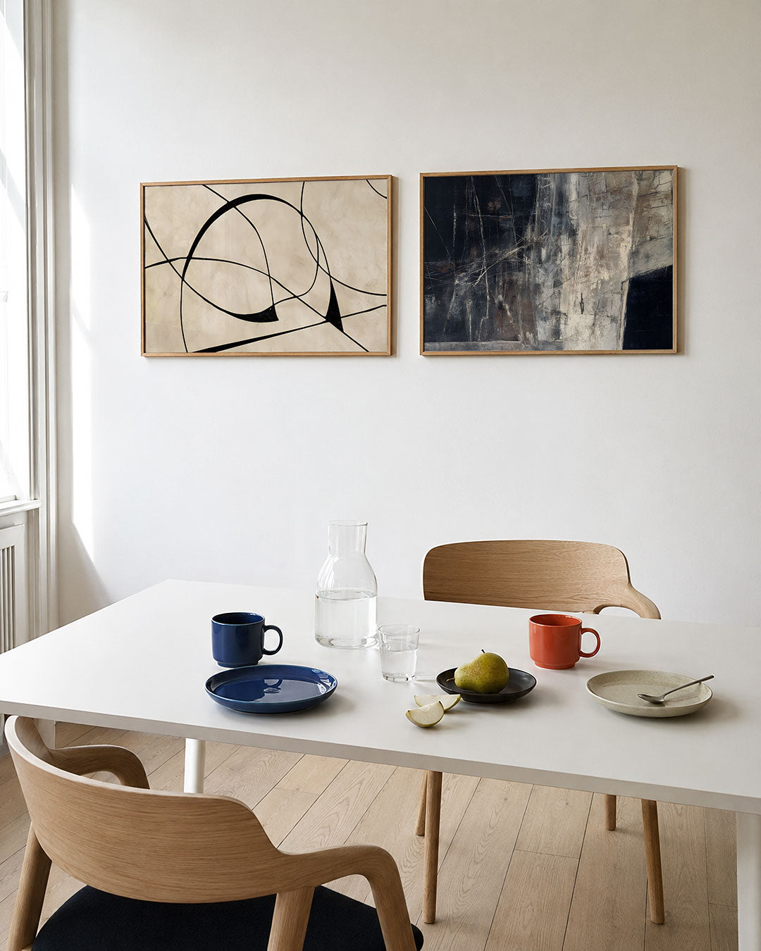 Tweedelige posterset met een vloeiend lijnenspel op een zachte, beige achtergrond, getoond in een interieur