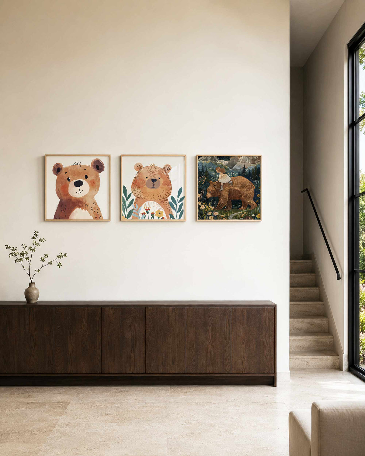 Interieurpresentatie van een driedelige vierkante posterset met beren en meisje