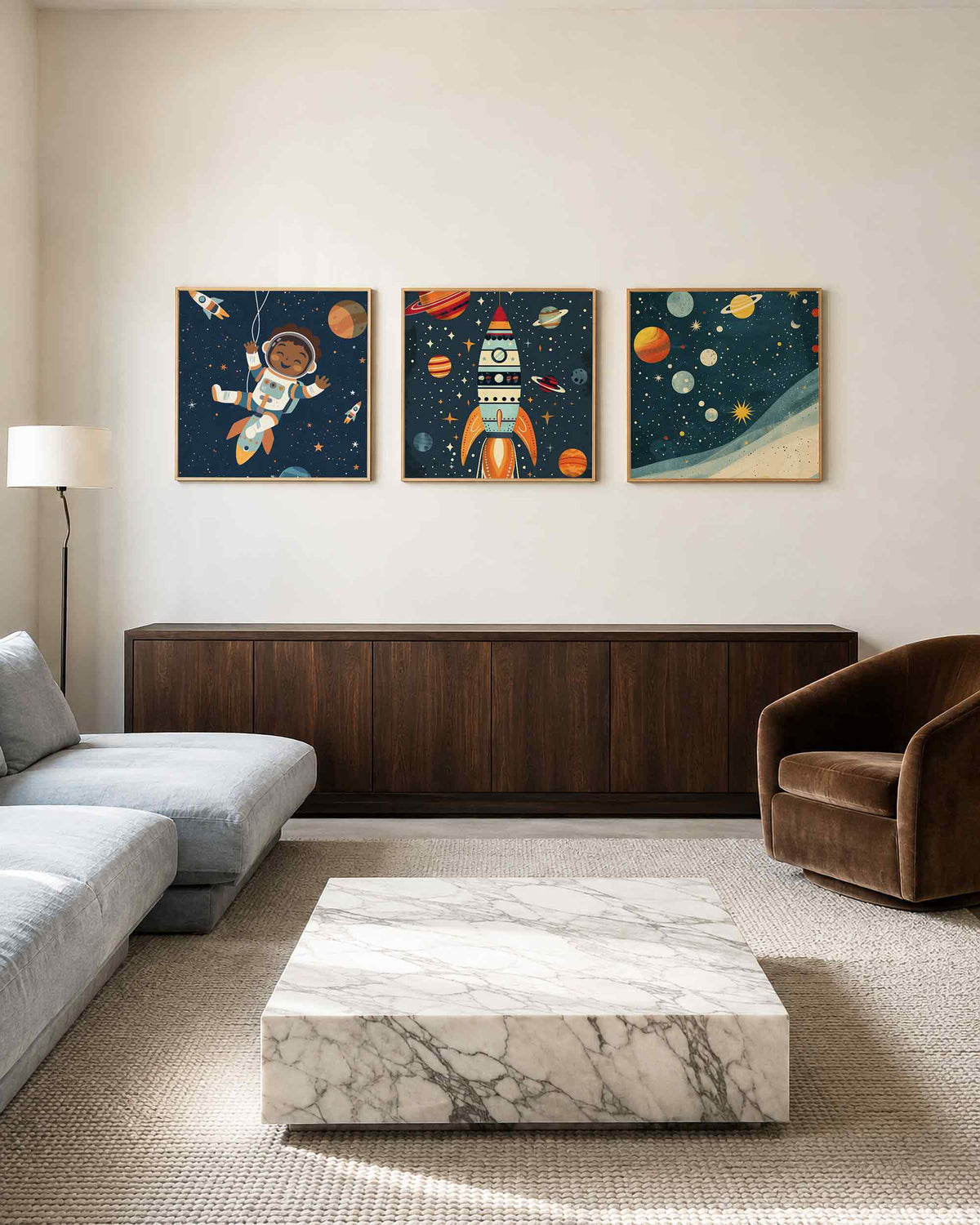 Interieurpresentatie van een driedelige vierkante posterset met ruimtevaart en planeten