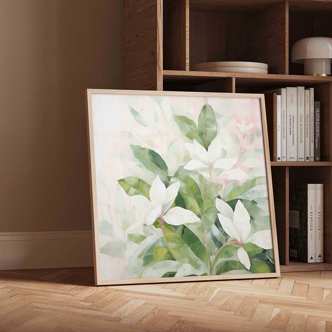 Witte bloemen en groene bladeren Poster