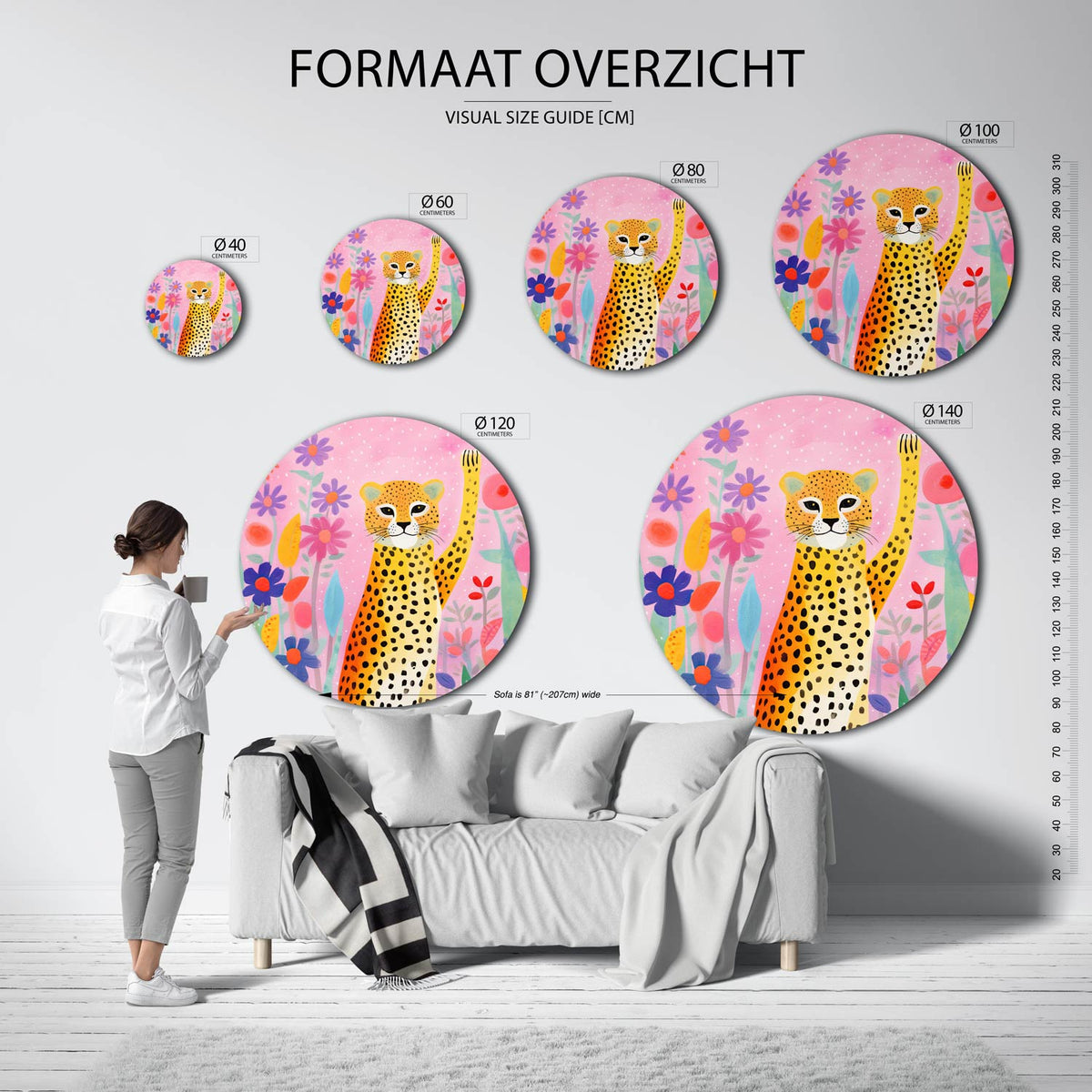Luipaard en bloemen Muurcirkel – extra productweergave – Een luipaard met zwarte vlekken staat tussen kleurrijke bloemen op