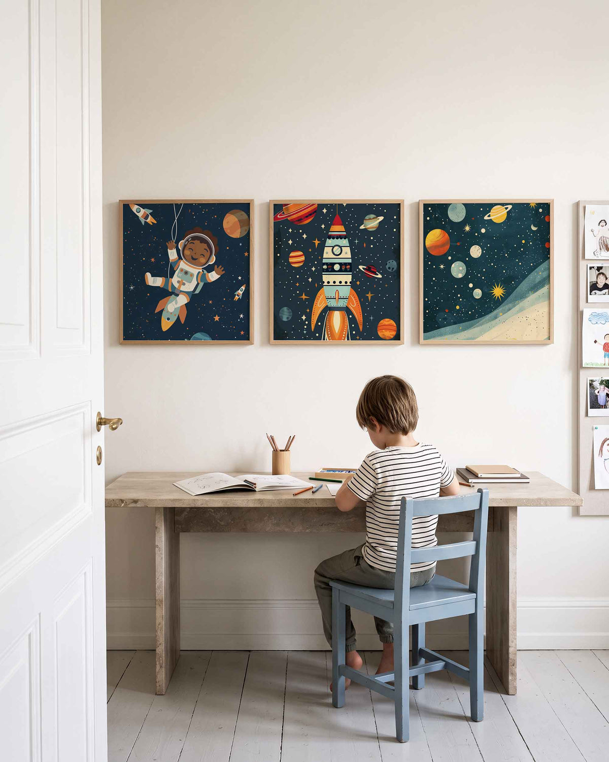 Interieurpresentatie van een driedelige vierkante posterset met ruimtevaart en planeten