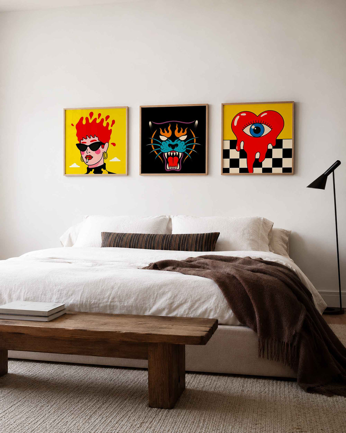 Interieurpresentatie van een driedelige vierkante posterset met popart gezichten