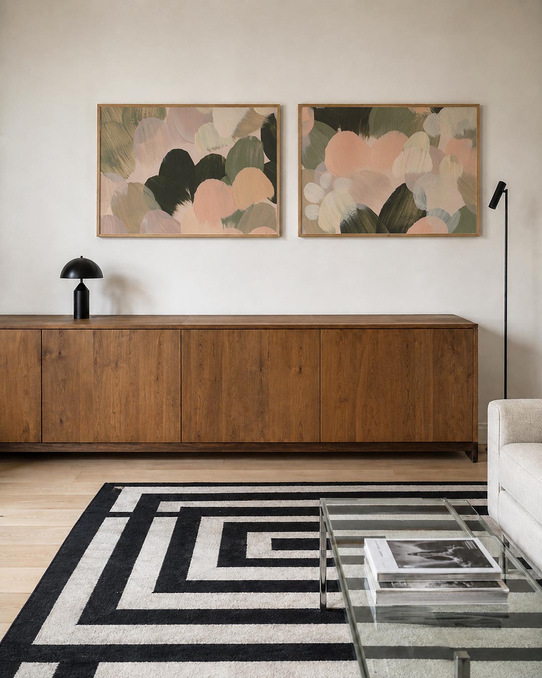 Twee liggende posters met ronde kleurvlakken in zachte tinten, aan de muur in een interieur