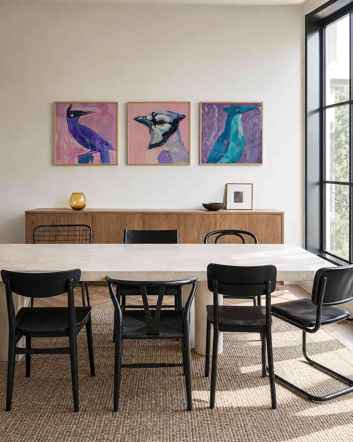 Interieurpresentatie van een driedelige vierkante posterset met kleurrijke vogels