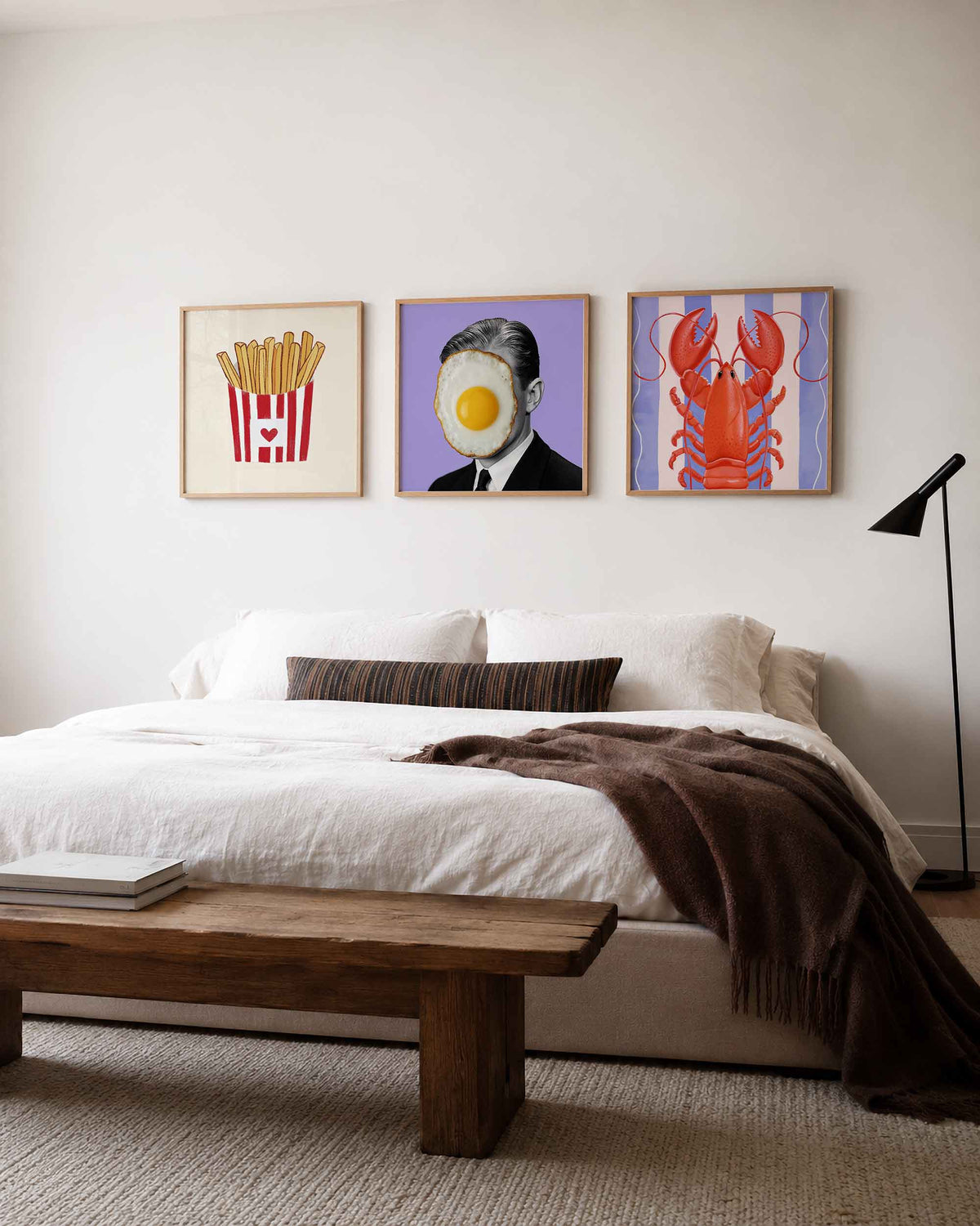 Interieurpresentatie van een driedelige vierkante posterset met friet ei en kreeft