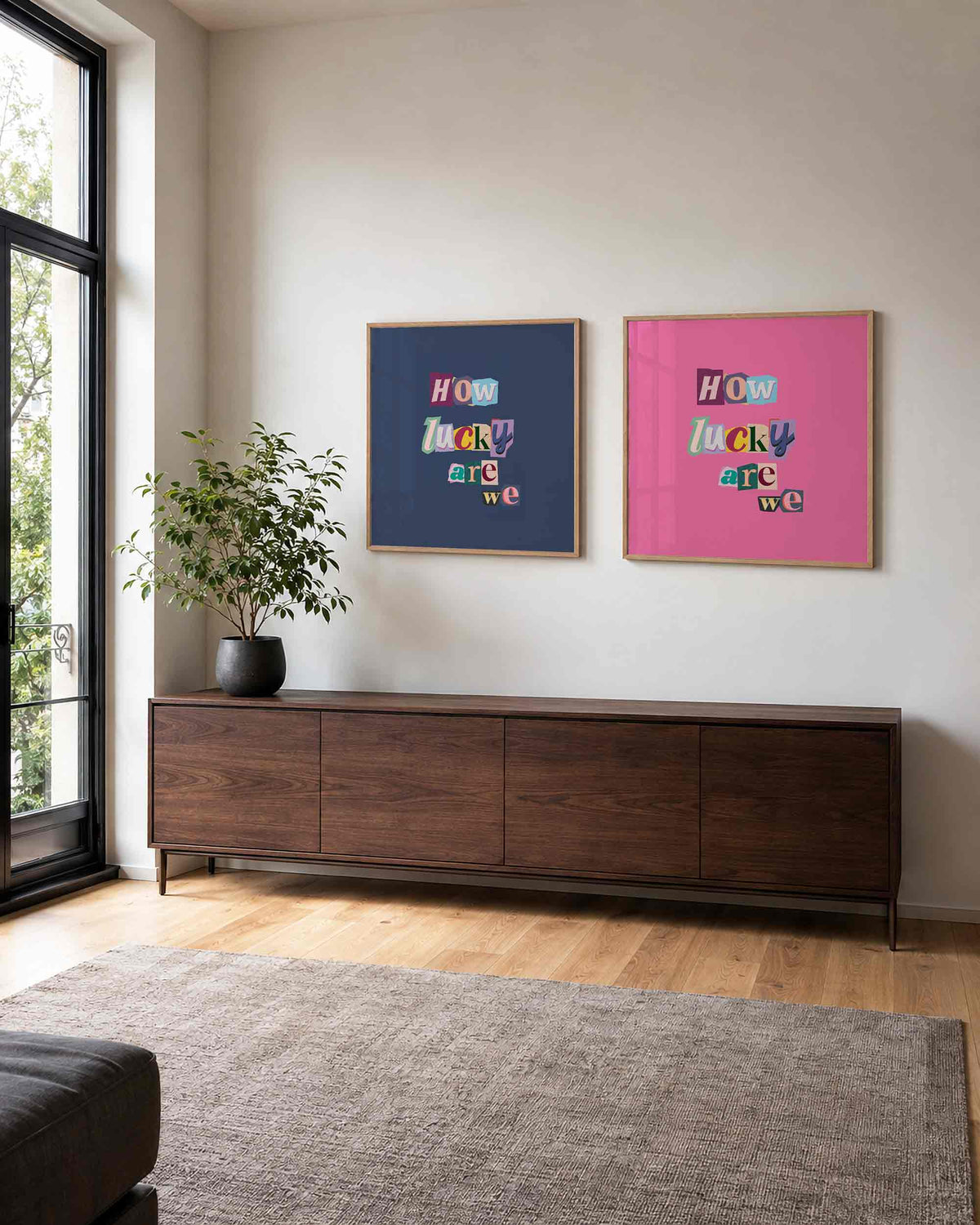 Interieurpresentatie van een tweedelige vierkante posterset met how lucky are we