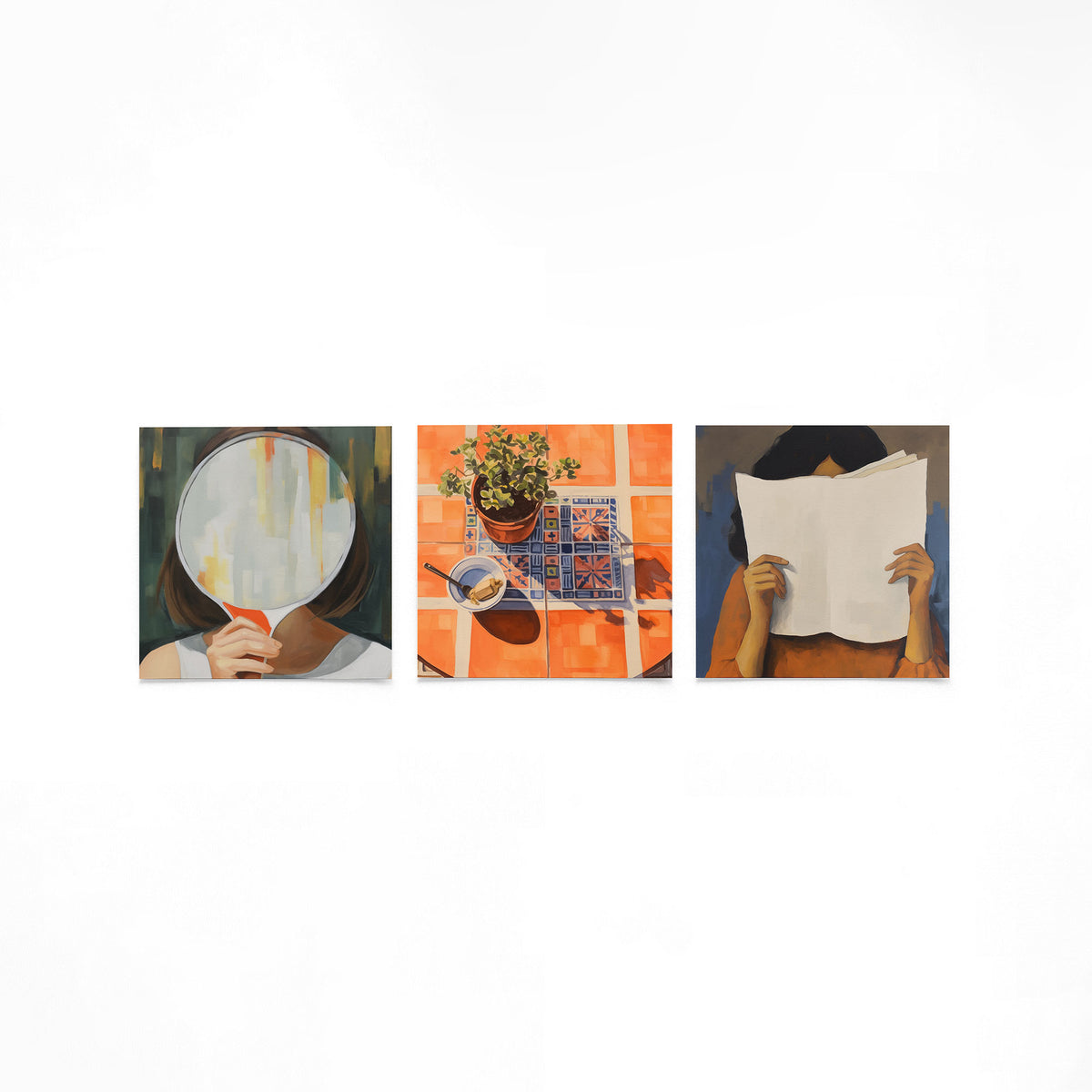 Drie vierkante posters met spiegel plant lezer op een gebroken witte achtergrond