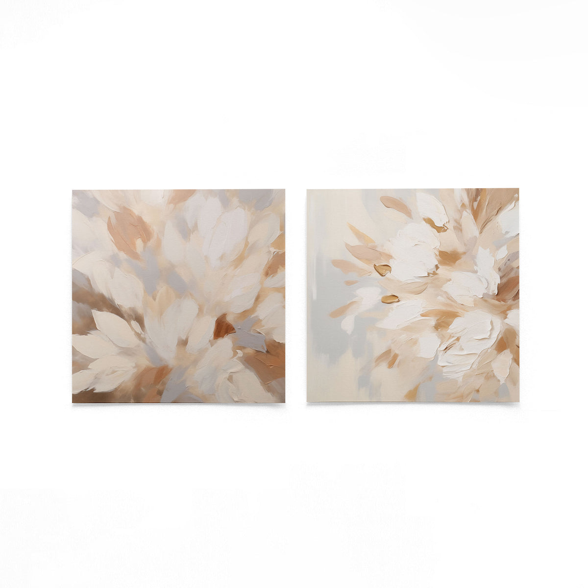 Twee vierkante posters met witte bloemen op een gebroken witte achtergrond