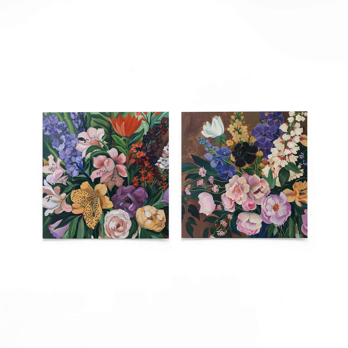 Twee vierkante posters met kleurrijke bloemen op een gebroken witte achtergrond