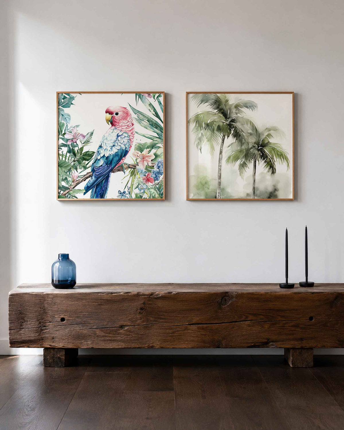 Interieurpresentatie van een tweedelige vierkante posterset met papegaai en palmbomen
