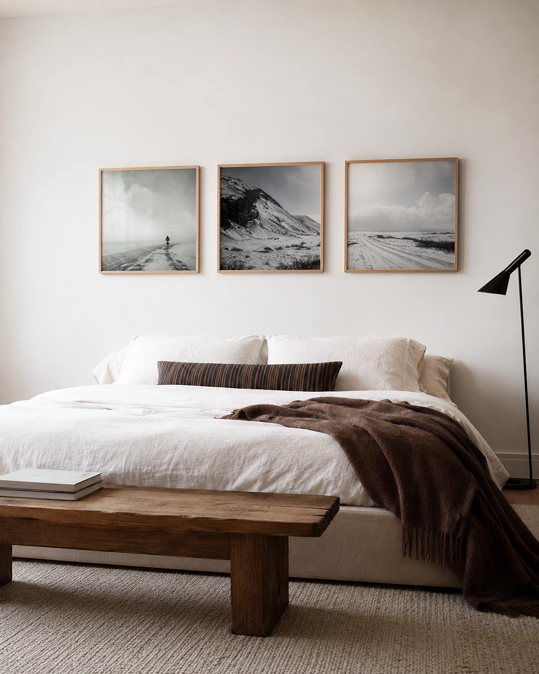Interieur met vierkant fotografisch drieluik stilte in sneeuwland – Gerald Emming