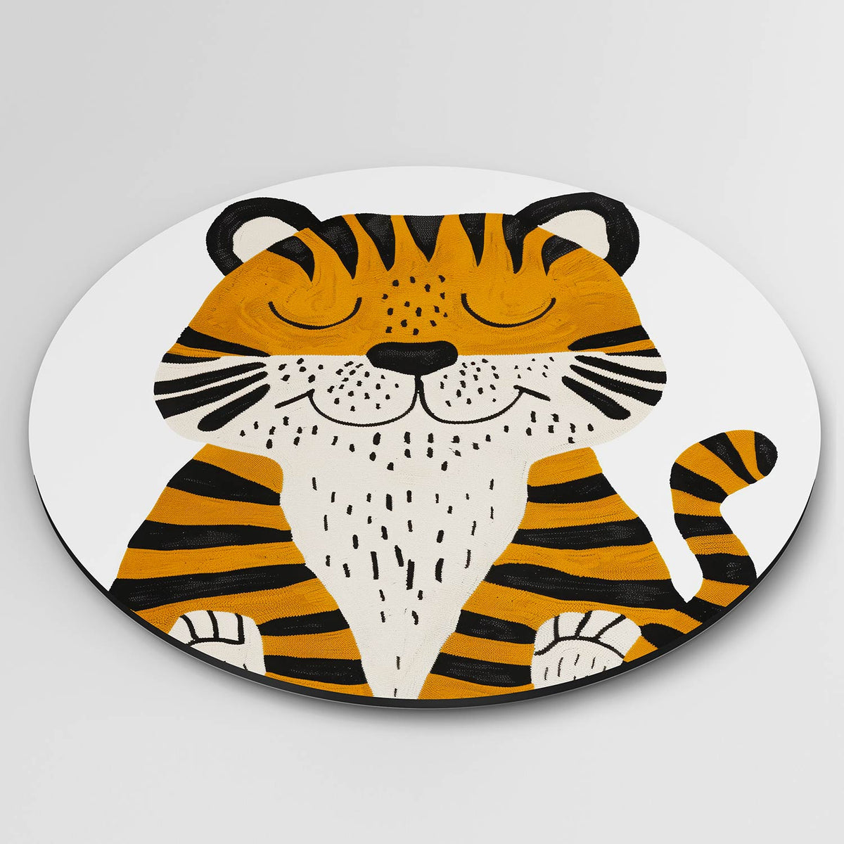 Tijger illustratie Muurcirkel – detailweergave – Een tijger met gesloten ogen in oranje en zwart op een lichte achtergrond.